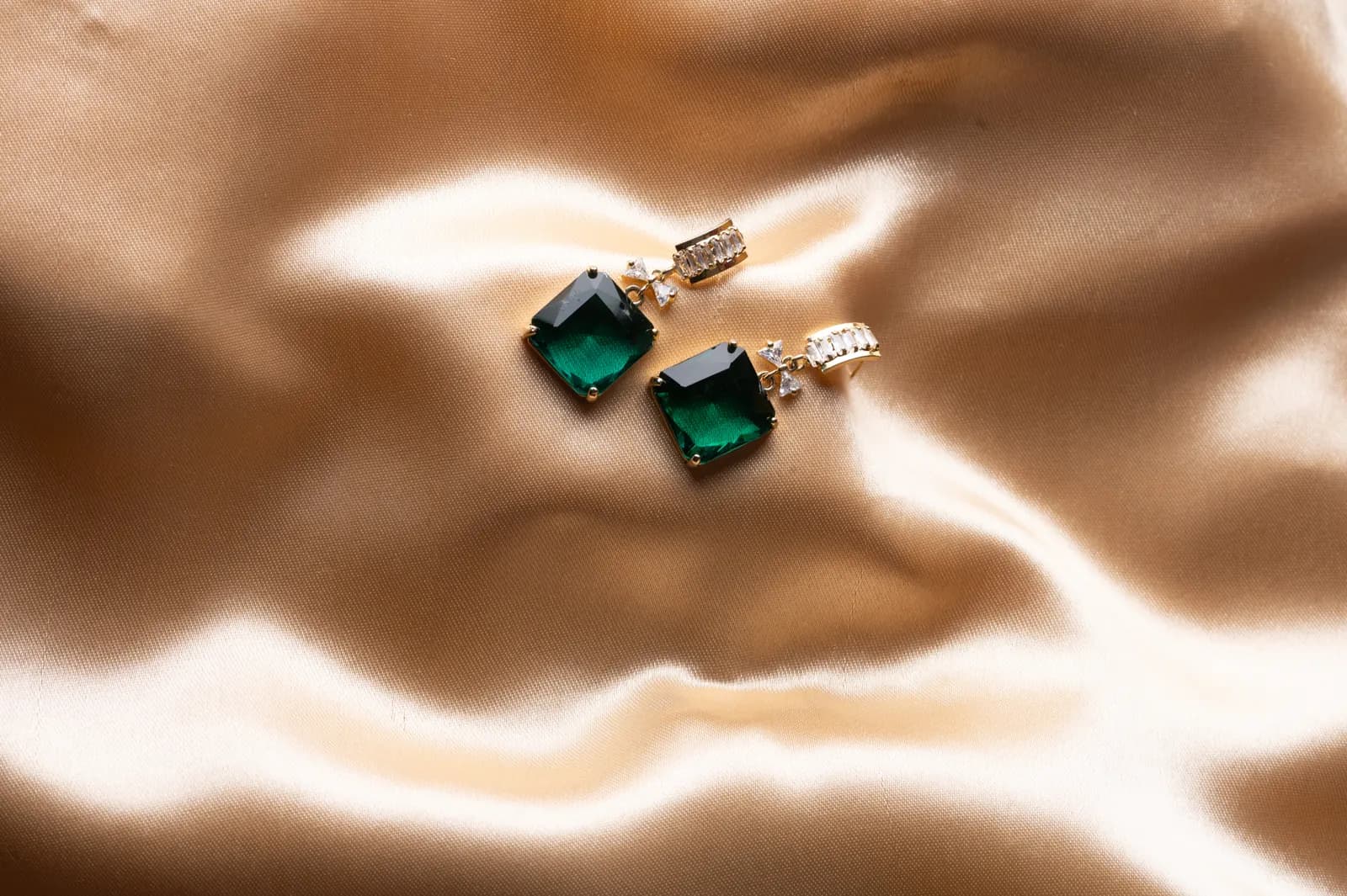 Emerald jewellery on satin